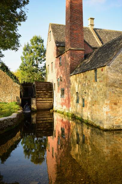 istock Cotswolds Village 879824338