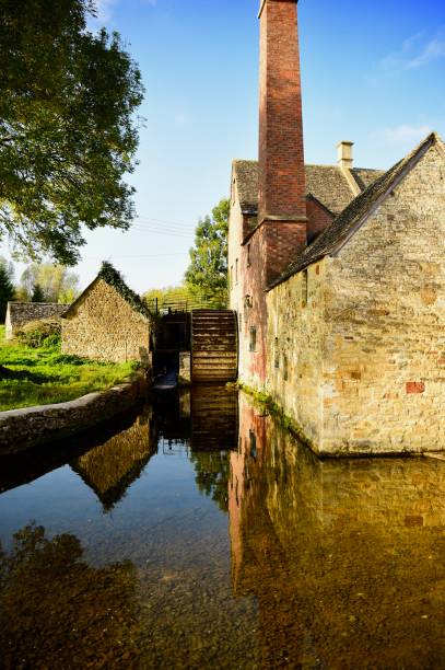 istock Cotswolds Village 879824356
