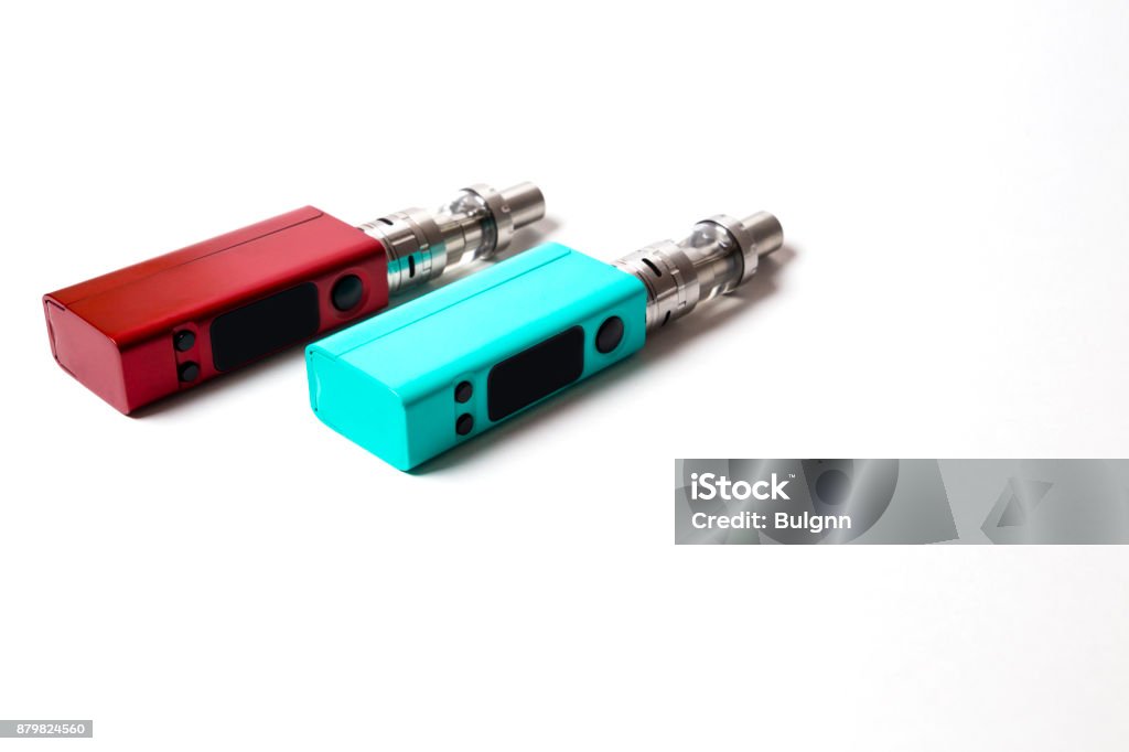 zwei e-Zigarette (elektronische Zigarette, Vape) auf dem weißen Hintergrund isoliert - Lizenzfrei Accessoires Stock-Foto