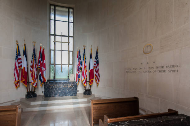 innenraum der kapelle auf der normandy american cemetery - iwo jima stock-fotos und bilder