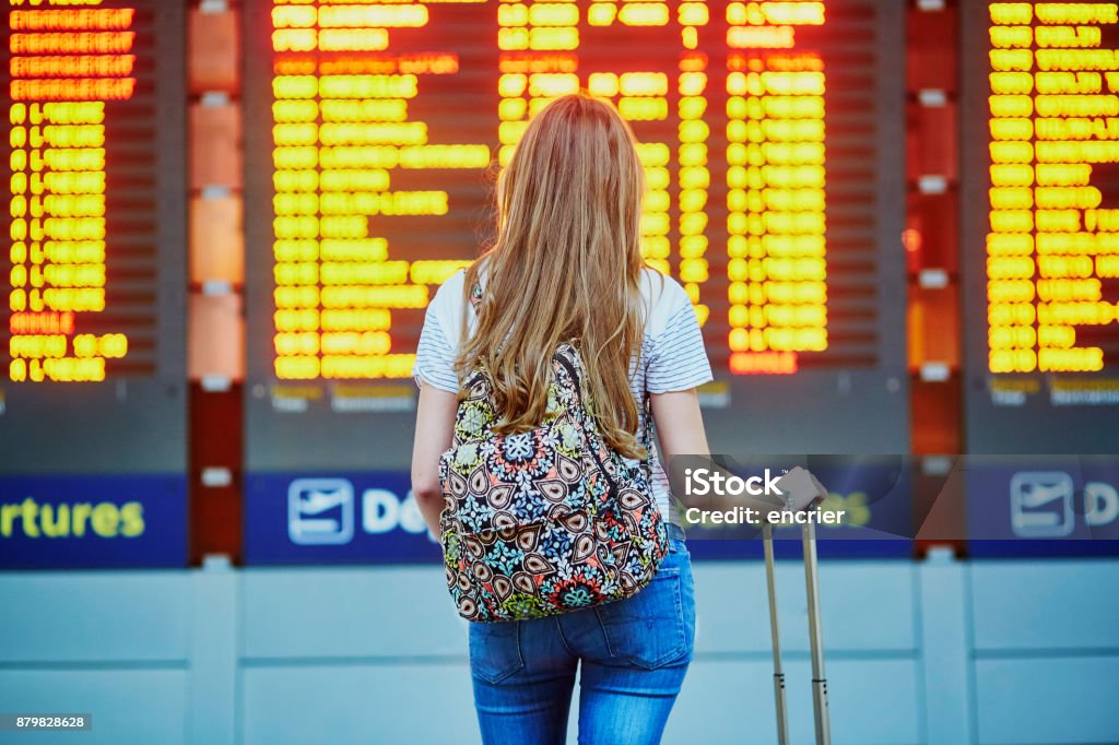 Niña Turismo de mochila en el aeropuerto internacional - Foto de stock de Intercambiar libre de derechos
