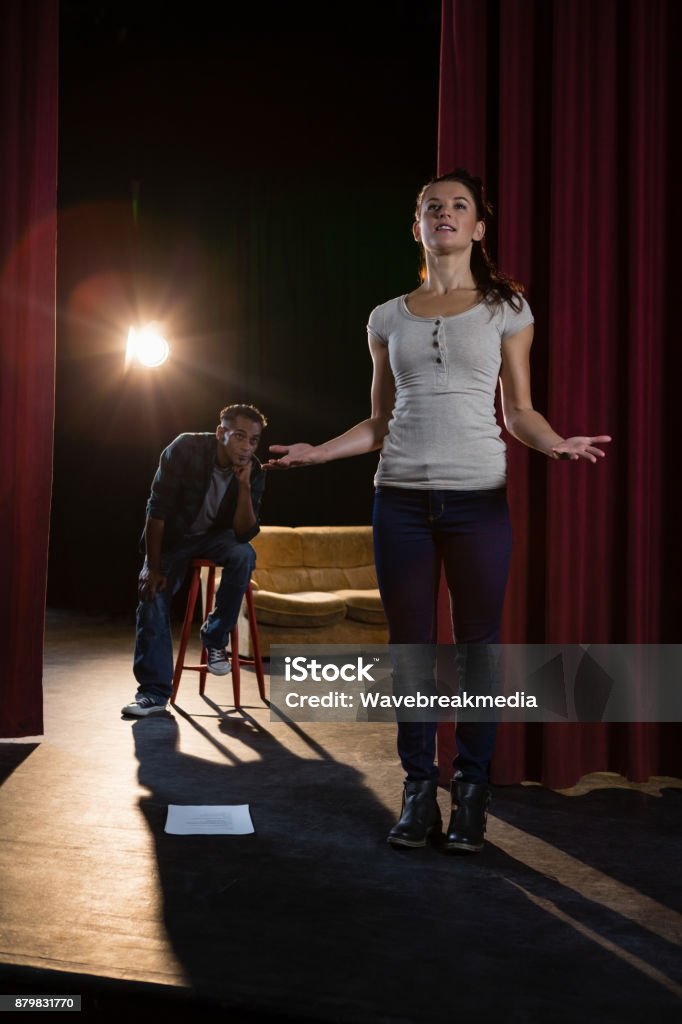 Pratiquer les acteurs jouent sur scène - Photo de Scène de théâtre libre de droits