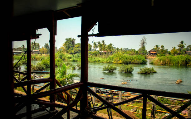 бунгало вид на реку меконг - laos hut southeast asia shack стоковые фото и изображения