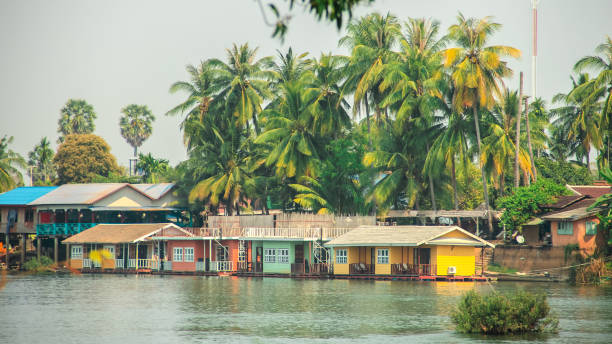 плавучие бунгало - laos hut southeast asia shack стоковые фото и изображения