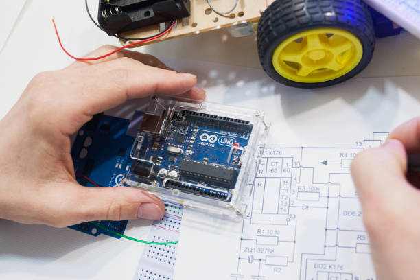 création de la robotique avec arduino uno microcontrôleur - computer chip photos et images de collection