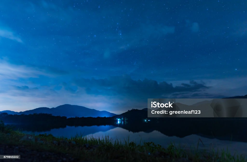 Landschaft am Nachthimmel über dem See - Lizenzfrei Nacht Stock-Foto