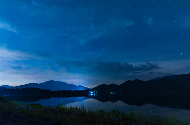 landschaft am nachthimmel über dem see - nacht stock-fotos und bilder