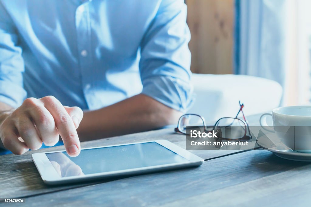 l’homme à l’aide de tablette numérique, gros plan - Photo de Tablette numérique libre de droits