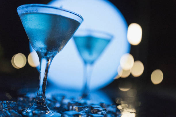 na zewnątrz noc strzał dwóch martini z oliwkami, jak strzał w nassau. - martini cocktail christmas blue zdjęcia i obrazy z banku zdjęć