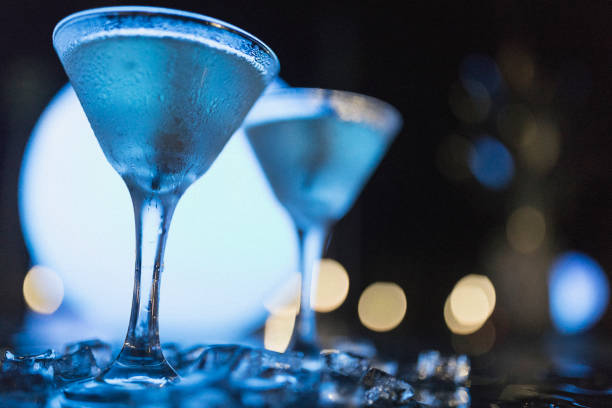 na zewnątrz noc strzał dwóch martini z oliwkami, jak strzał w nassau. - martini glass martini dirty martini cocktail zdjęcia i obrazy z banku zdjęć