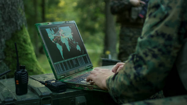 opération militaire en action, les soldats à l’aide de grade militaire portable ciblant l’ennemi avec satellite. dans la tente camouflée de fond sur la forêt. - army photos et images de collection