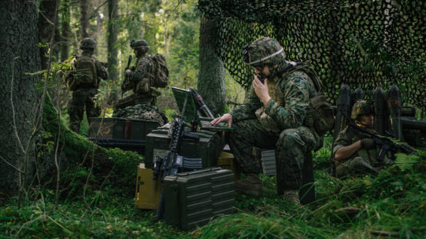軍事のステージング領域、チーフ エンジニアを使用してラジオ、軍級のノート パソコン。フォレストの操作/進行中のミッション。 - armed forces audio ストックフォトと画像