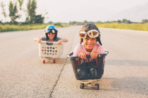 młodzi chłopiec basket racers - car child teamwork sports race zdjęcia i obrazy z banku zdjęć