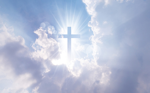 Cruz cristiana aparece brillante en el cielo photo