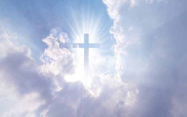 christian cross appears bright in the sky - heaven light day god imagens e fotografias de stock