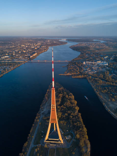 torre tv. riga, capitale della lettonia. veduta aerea. - daugava river foto e immagini stock