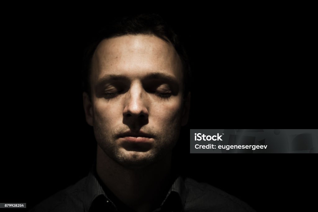 Gesicht-Porträt des jungen Mannes mit geschlossenen Augen - Lizenzfrei Augen geschlossen Stock-Foto