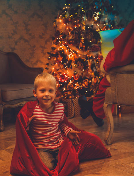 istock Santa reading fairy tales 880005562