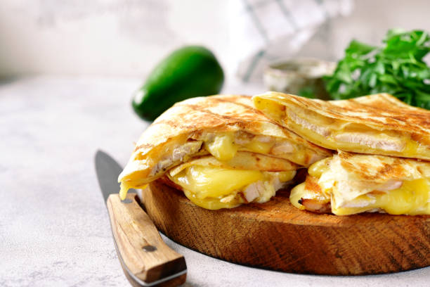 ケサディヤ、チキン - quesadilla chicken mexican cuisine cheese ストックフォトと画像