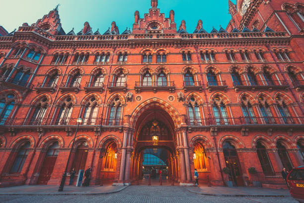 reis cross, londres - looking at view railroad station street railroad track - fotografias e filmes do acervo