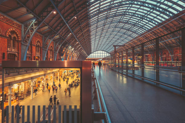 compras dentro de kings cross station - looking at view railroad station street railroad track - fotografias e filmes do acervo