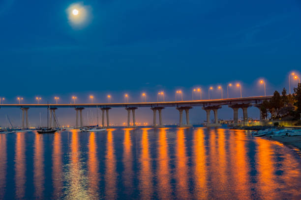 мост коронадо бэй с рекреационными лодками сан-диего, калифорния - coronado bay bridge стоковые фото и изображения