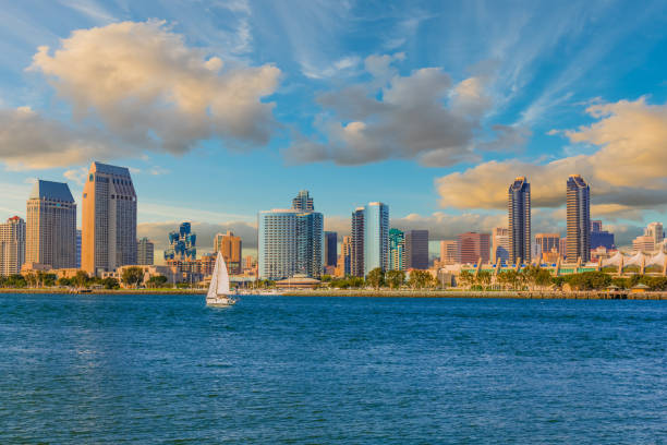 超高層ビルの街並みでのサンディエゴの街並み、ca (p - san diego california skyline california san diego bay ストックフォトと画像