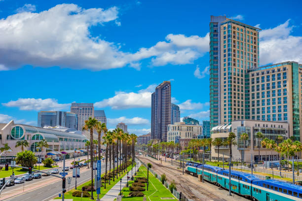 centro da paisagem urbana com arranha-céus do horizonte de san diego, ca - san diego county - fotografias e filmes do acervo