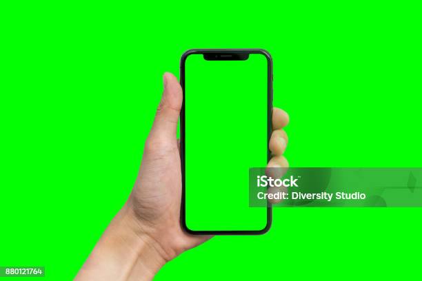 Hand Des Mannes Zeigt Mobile Smartphone Mit Green Screen In Vertikaler Position Auf Grünem Hintergrund Isoliert Stockfoto und mehr Bilder von Farbstanze