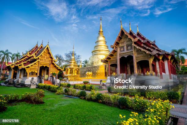 Sunriseszene Der Tempel Wat Phra Singh Dieser Tempel Enthält Höchste Beispiele Von Lanna Kunst In Der Alten Stadt Zentrum Von Chiang Mai Thailand Stockfoto und mehr Bilder von Thailand