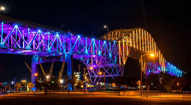 el puente del puerto de corpus christi se iluminó con colores de vacaciones - corpus christi celebration fotografías e imágenes de stock