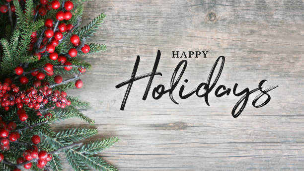 texto de feliz navidad con evergreen de vacaciones ramas y bayas sobre fondo de madera rústico - happy holidays fotografías e imágenes de stock