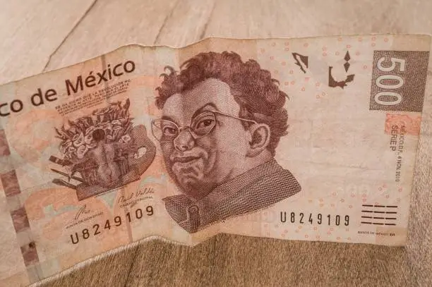 A 500 mexican pesos bill seems to be happy.