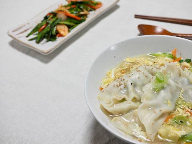 istock Korean food Dumpling soup 880180024