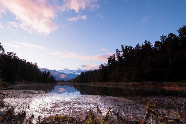 istock Dawn of Lake Matheson 880182432