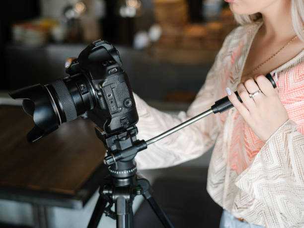 istock video filming videographer tv news 880200486