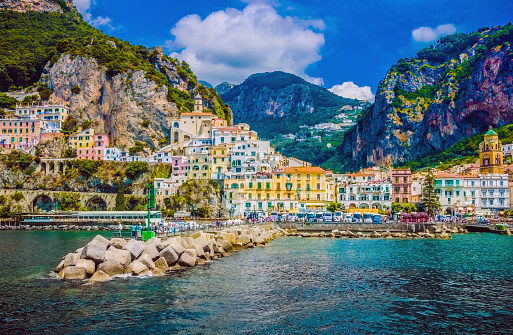 Maravillosa Italia. El pequeño refugio de pueblo de Amalfi con un mar turquesa y coloridas casas en las laderas de la costa. photo