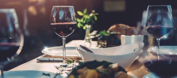 แก้วไวน์ที่โต๊ะรับประทานอาหาร - กลางแจ้ง การตั้งค่า ภาพถ่าย ภาพสต็อก ภาพถ่ายและรูปภาพปลอดค่าลิขสิทธิ์