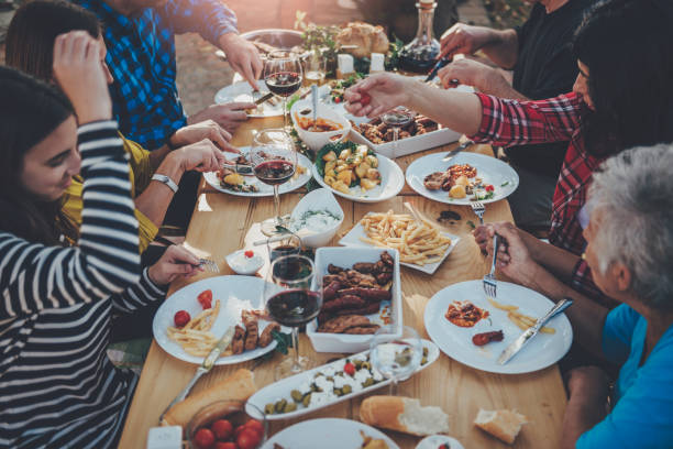 pranzo in famiglia all'aperto - dining table people foods and drinks restaurant foto e immagini stock