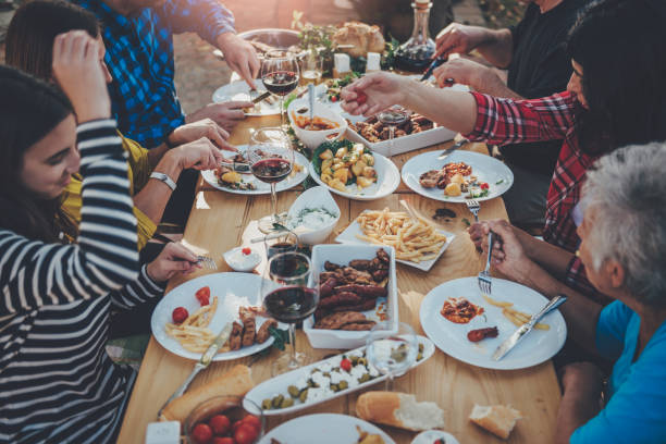 屋外ダイニング家族 - dining table people foods and drinks restaurant ストックフォトと画像