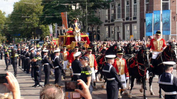 mensen nemen foto van koning willem alexander van de nederlandse gouden glas vervoer tijdens prinsjesdag in de hague.south holland.the nederland-europa - prinsjesdag stockfoto's en -beelden