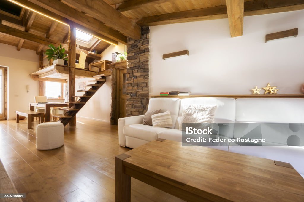 moderne Wohnung in Holz Chalet-Stil - Lizenzfrei Holz Stock-Foto