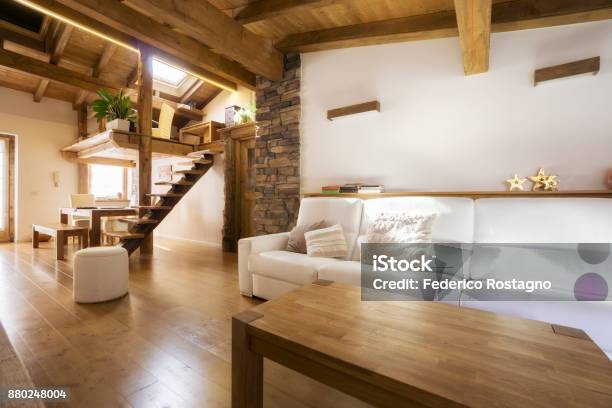 Moderne Wohnung In Holz Chaletstil Stockfoto und mehr Bilder von Holz - Holz, Wohnhaus, Innenaufnahme