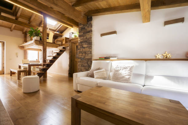 chalet-stijl modern appartement in hout - huisje stockfoto's en -beelden