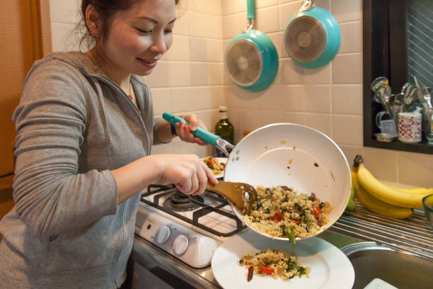 istock Japanese woman cooking 880248022