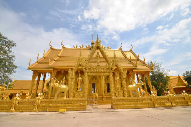 istock Wat paknam joelo architecture temple 880264470