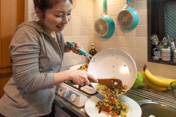istock Japanese woman cooking 880269148