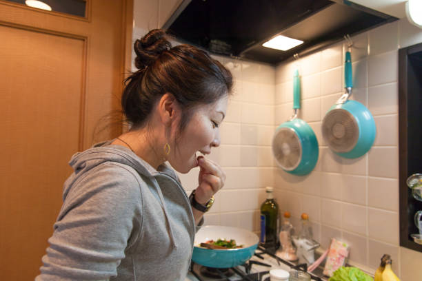 istock Japanese woman cooking 880269320