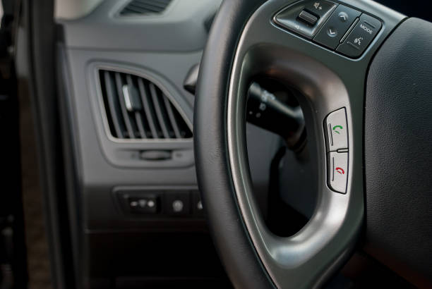 рулевое управление с руками свободные кнопки зеленый и красный - driving hands free device bluetooth car стоковые фото и изображения