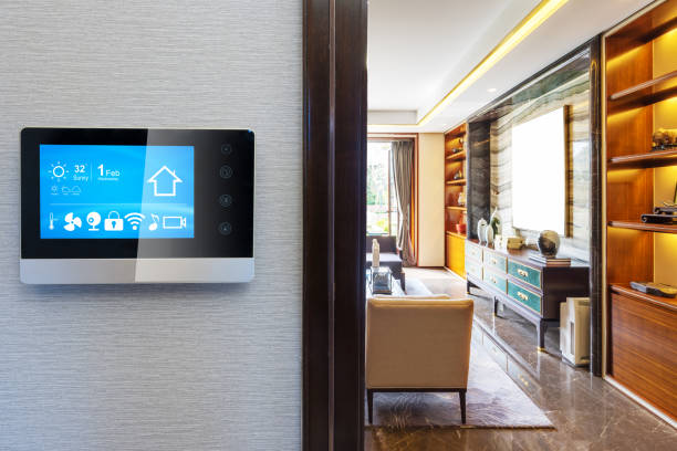 schermo intelligente con casa intelligente con soggiorno moderno - domotica foto e immagini stock